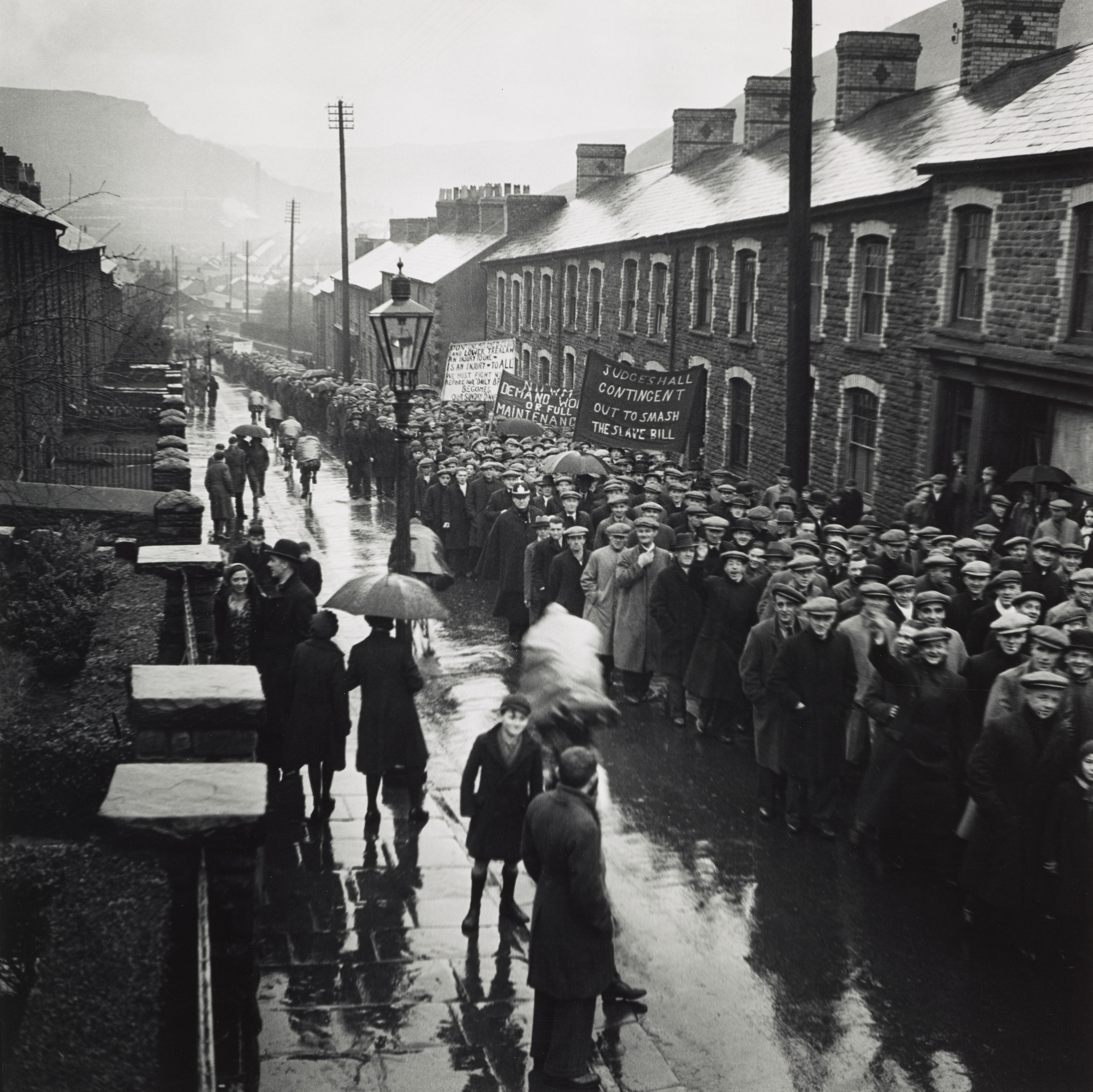 Edith Tudor-Hart, ‘Unemployed Workers’ Demonstration’, Trealaw, South Wales/de Cymru, 1935 (© estate/stad W. Suschitzky)
